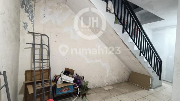For Rent Shop House Hook Position in Marga Jaya Bekasi 2