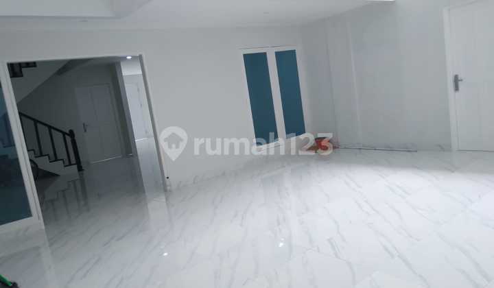 Rumah Besar Bagus Nyaman Siap Huni di Taman Modern Jakarta 2