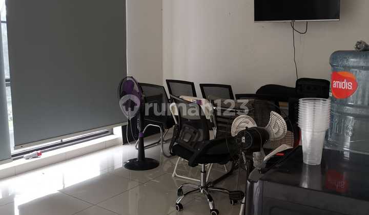 3-Story Shop House Excellent Strategic Location in Metland Menteng Cakung Jakarta 2
