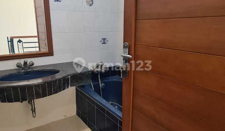 Strategic Luxury House Near MRT Station in Pulomas, East Jakarta 2