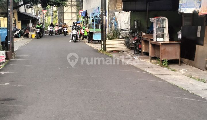 Rumah Lama Cocok untuk Kos Kosan Hanya 5 Menit ke Stasiun MRT 1