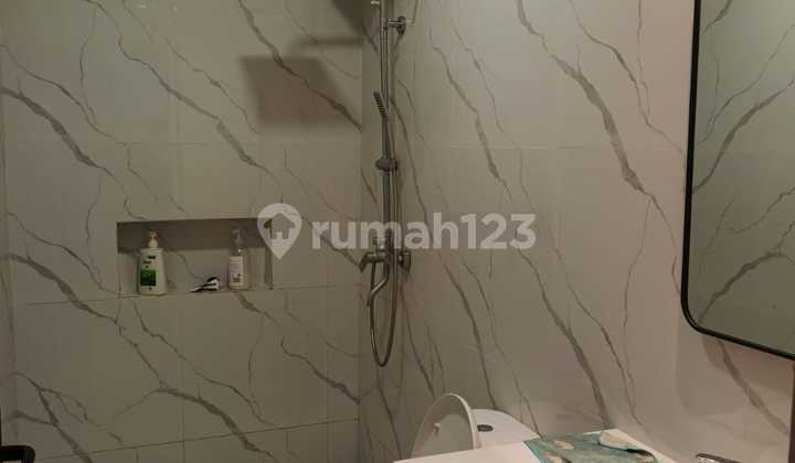 Rumah Tingkat 2,5 Lantai Taman Modern di Cakung 2