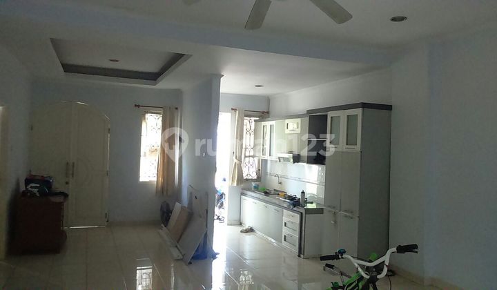 Dijual Rumah Dgn Lingkungan Nyaman serta Strategis di Graha Raya 2