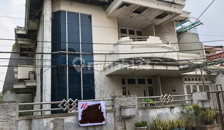 FOR SALE invest HOKI-Rumah tua Hoek Depan Taman besar 