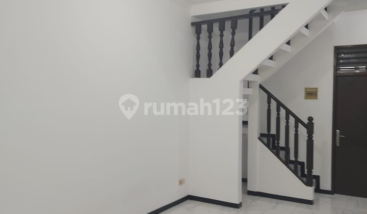 Dijual Rumah di Jl Mandala Tomang. Posisi Hoek. Luas 9X15m
