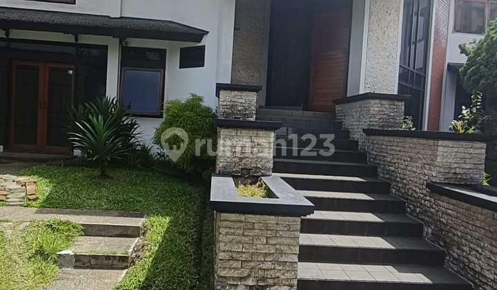 Comfortable 2-Story House with Front and Back Garden in Setiabudi Area Comfortable 2-Story House with Front and Back Garden in Setiabudi Area