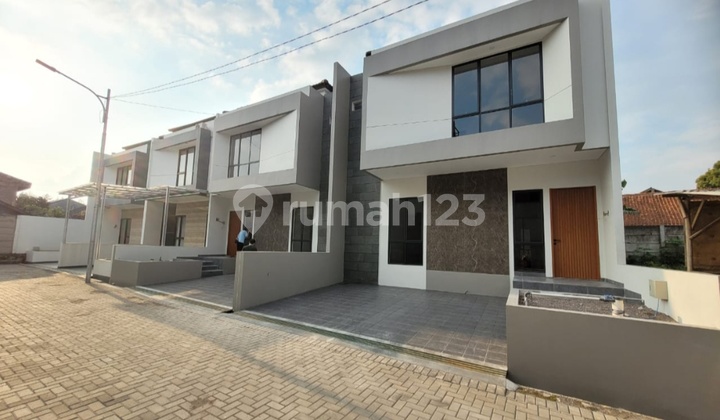 Rumah Baru 2 Lantai Dekat Setra Duta Rumah Baru 2 Lantai Dekat Setra Duta