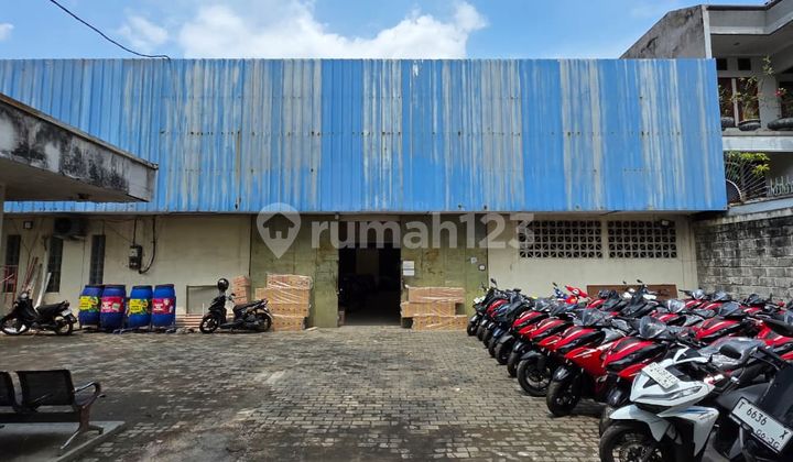 Warehouse In The Middle Of The City, Peta Street