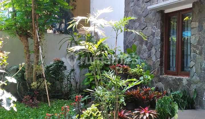 Rumah 2 Lantai Daerah Sayap Pasteur