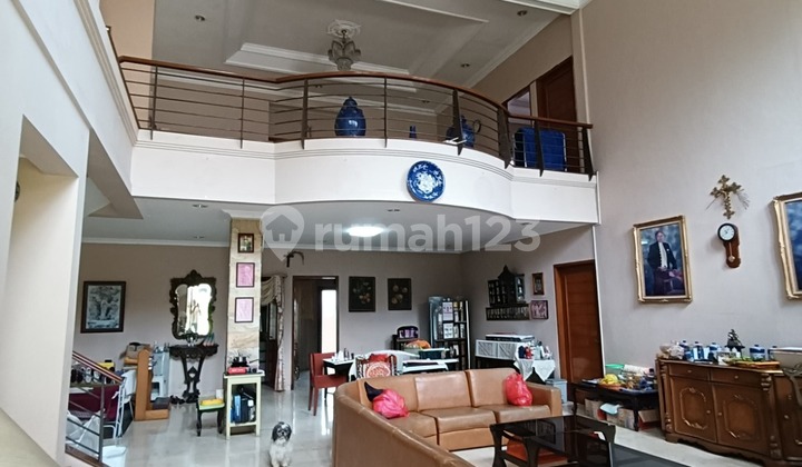 Luxury 2-Story Beautiful House with Front and Back Gardens in Sukajadi Wing