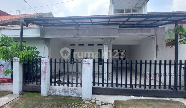 Strategic House in Kebayoran Baru with High Investment Value Strategic House in Kebayoran Baru with High Investment Value