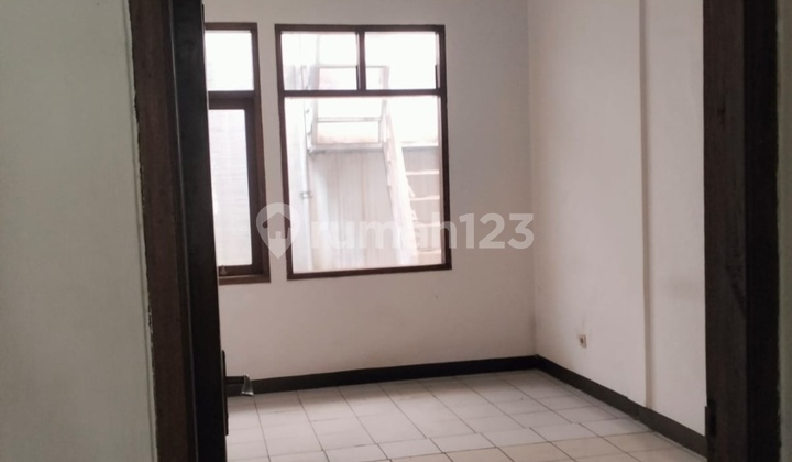 Rumah Minimalis di Lingkungan yang Tenang Dekat Taman Kopo Indah 2