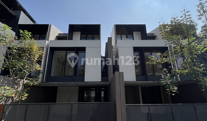 Dijual Rumah Brand New 3 Lantai Sisa 2 Unit Lokasi Strategis  2