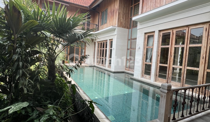 Disewakan Rumah 2 Lantai Di Kemang Plus Swimming Pool Dengan Konsep Tropical