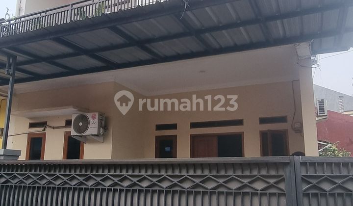 Rumah 3 Lantai Modern Minimalis di Karang Tengah Tangerang