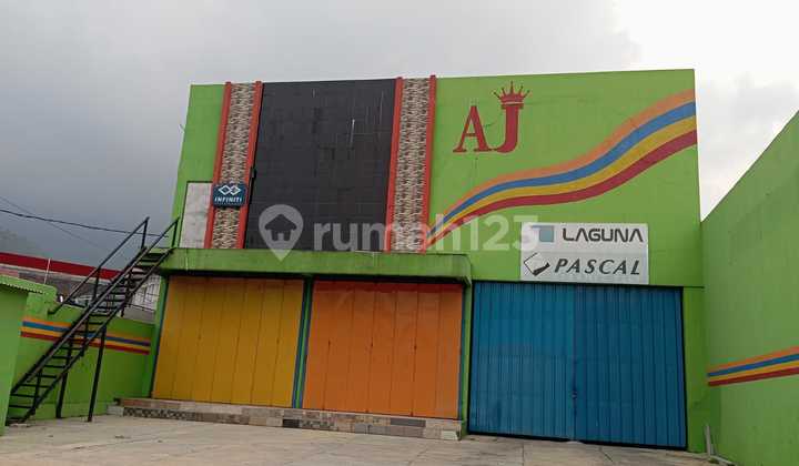 For Sale: Commercial Building with Spacious Rooms, Strategic Location on Leles Street and a Busy Shopping Area.