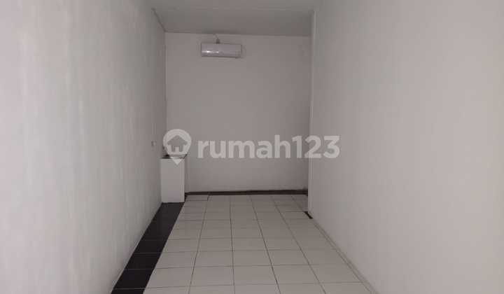 For Rent, Well-Maintained Shop House in a Cluster Area.