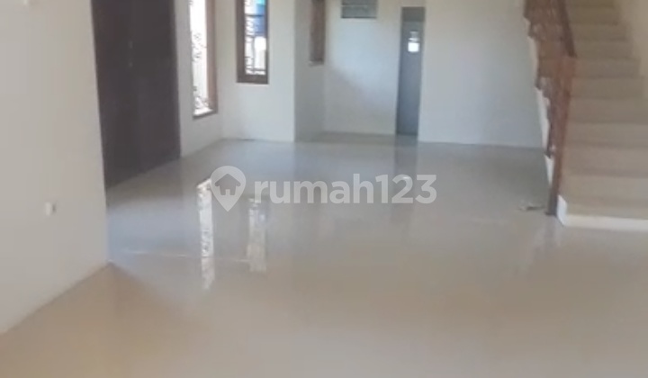 For Rent Beautiful and Well-Maintained House Located on Jln Dago, Bandung City. 2