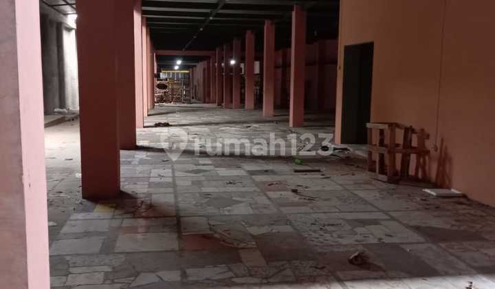 For Sale: Commercial Building with Spacious Rooms, Strategic Location on Leles Street and a Busy Shopping Area.