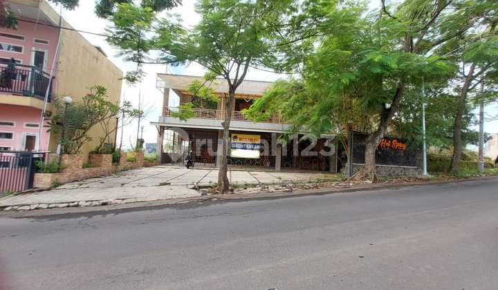 Place for Business Former Cafe. Suitable for Culinary Business Because Near Garut Hot Spring Tourist Attraction.