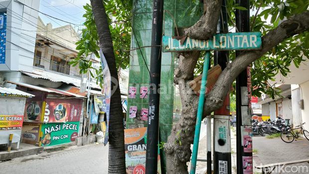 2-STORY SHOPHOUSE ON A CORNER LOT, FORMER MOTORCYCLE INSURANCE COLLECTION OFFICE FOR LEASE RAYA LONTAR - Surabaya