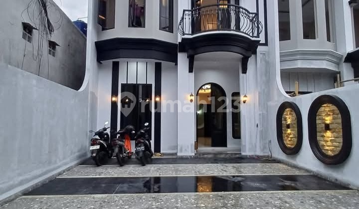 New American Classic House in Jagakarsa, South Jakarta