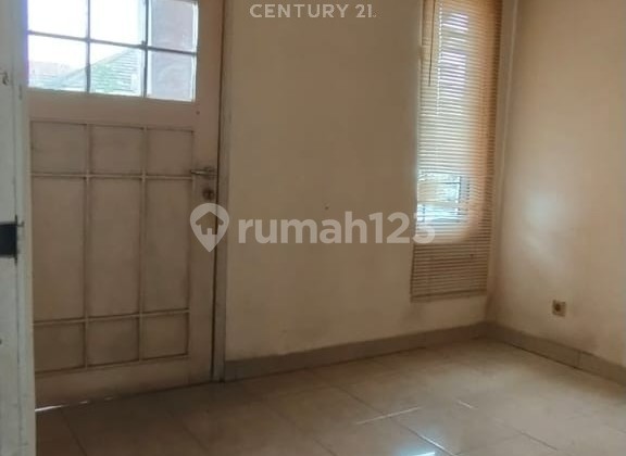 Beautiful 2-Story House in a Comfortable Cluster at Graha Raya 9581 Beautiful 2-Story House in a Comfortable Cluster at Graha Raya 9581
