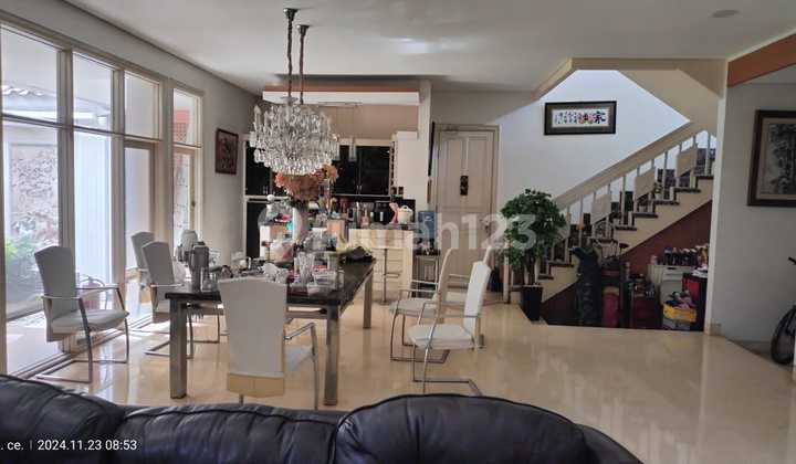 Quick Sale: Luxurious 3-Storey House in Pondok Indah, South Jakarta, Comfortable Living and Strategic Location, Semi-Furnished.