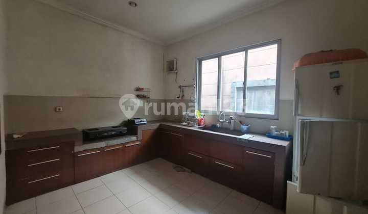 For Rent: Rare 2-Story House in Singgasana Darma Complex Bandung, Luxurious and Comfortable Living, Strategic Location. 2