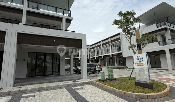 For Rent: Corner Shop with Lake View, Ready for Business, 77 sqm.