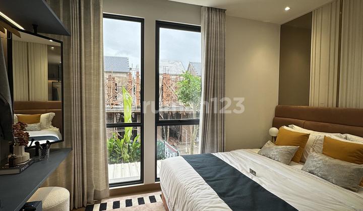 SELANGKAH KE STASIUN HANYA 1M-AN. Rumah 3 Lantai Di BSD