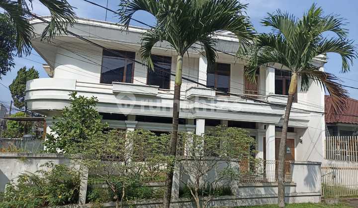 Strategic 2-story house in Muara Bandung complex. Strategic 2-story house in Muara Bandung complex.