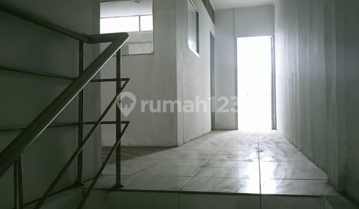 For rent. 3-story shop house in Pasirkaliki. 2
