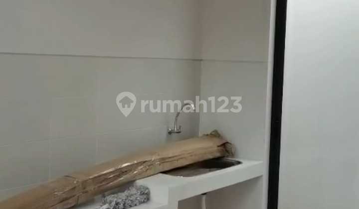  For Sale - Rumah Cantik di Raya Menganti, Sidowungu  Lokasi strategis di pinggir jalan utama, akses mudah ke berbagai fasilitas! 2