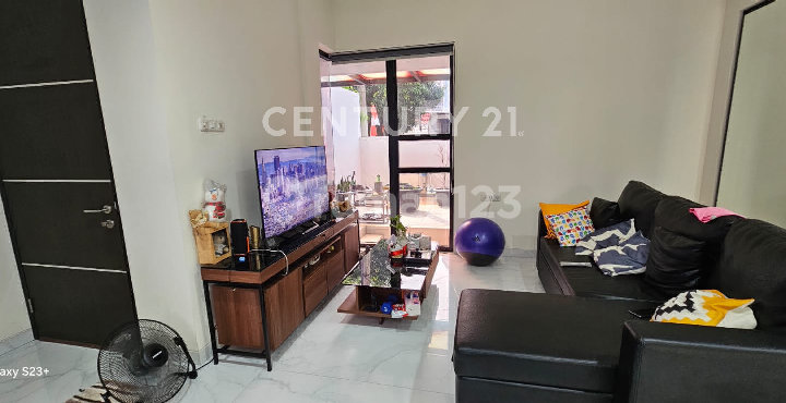 Rumah Siap Huni di Bulevar Hijau Cluster Dilenia, Harapan Indah 2