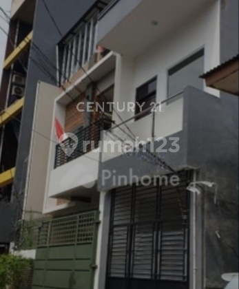 3-Story House Close to Everything in Jakarta City on Craftsmanship Street