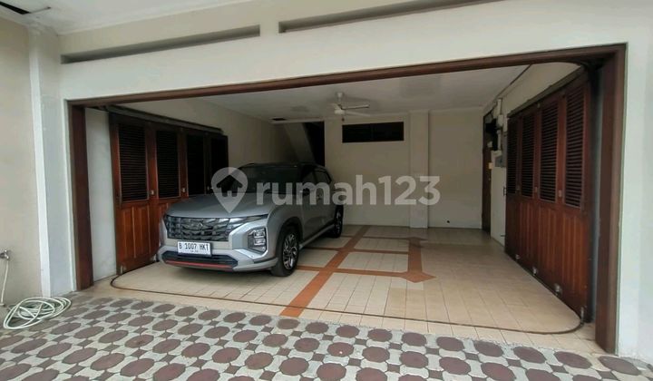 Luxury 2-Story Townhouse with Swimming Pool Tb Simatupang Luxury 2-Story Townhouse with Swimming Pool Tb Simatupang