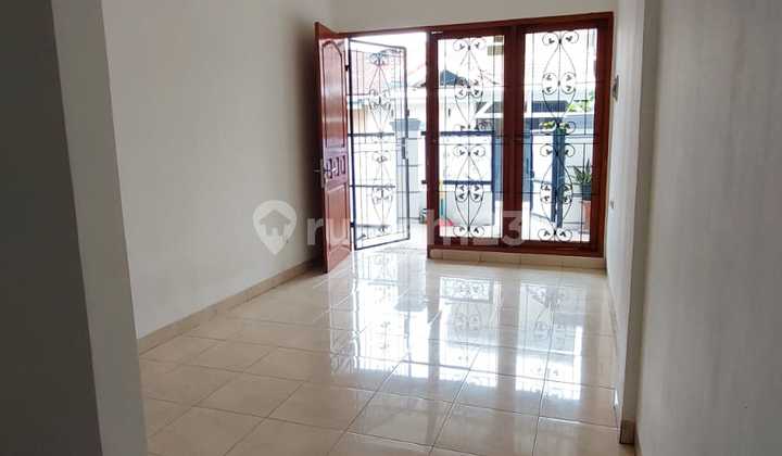 Rumah Cantik Sudah Renovasi 2 Lantai di Taman Harapan Baru - SHM