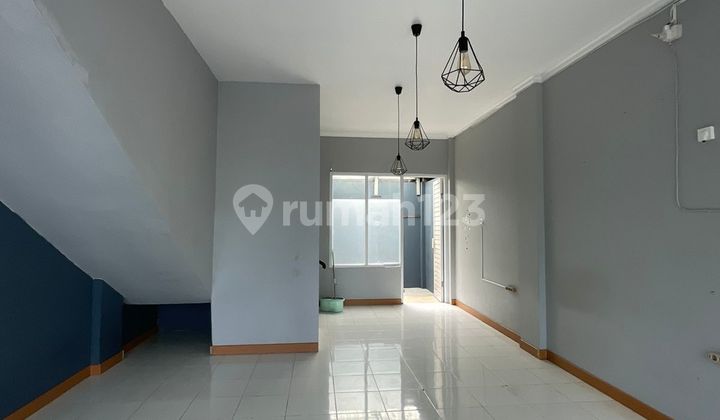 Shop House Located in an Elite Housing Complex Suitable for a Cafe Business 2