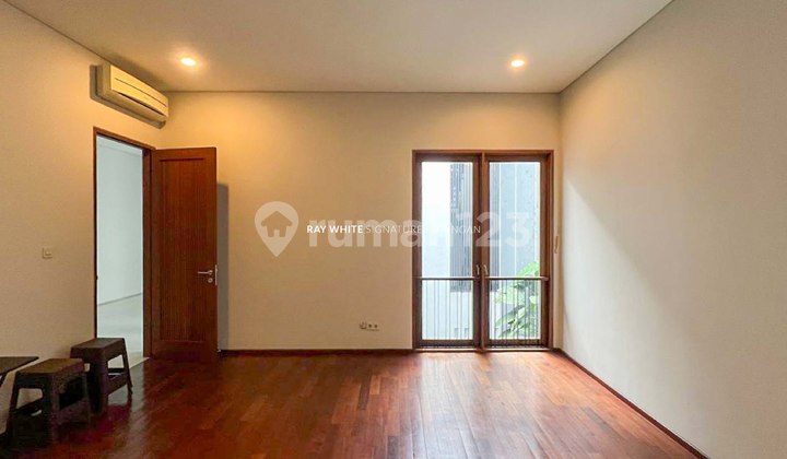 Hunian Mewah 2 Lantai Desain Modern di Jl. Kerinci VIII Kebayoran Baru