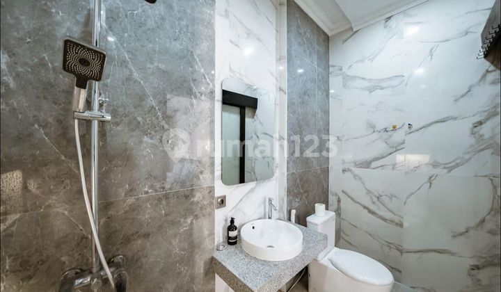 Furnished House with Spacious Parking in a Strategic Central City Location 2