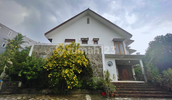 Rumah Strategis dengan Halaman Luas di Kramat Jati 2