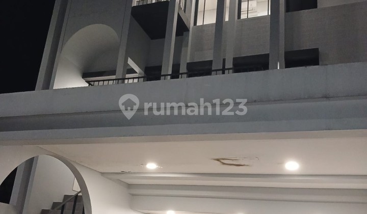 3-Story Hook House in Greenwich Park, BSD