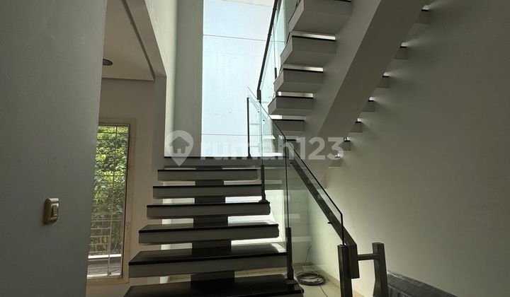 Rumah Semi Furnished 10X20 Ready di Sewakan di Pik