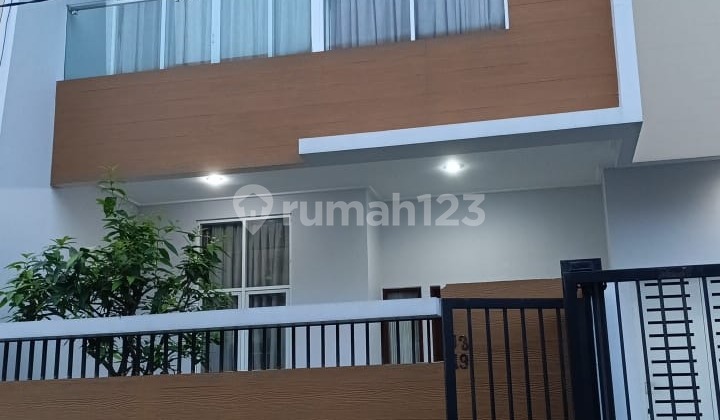 For Sale House in Intercon Kebon Jeruk. Area 9X18m Flood-Free