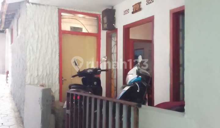 Strategic House in a Gang (Alley) in Sukagalih, Sukajadi, North Bandung, with SHM (Certificate of Ownership).