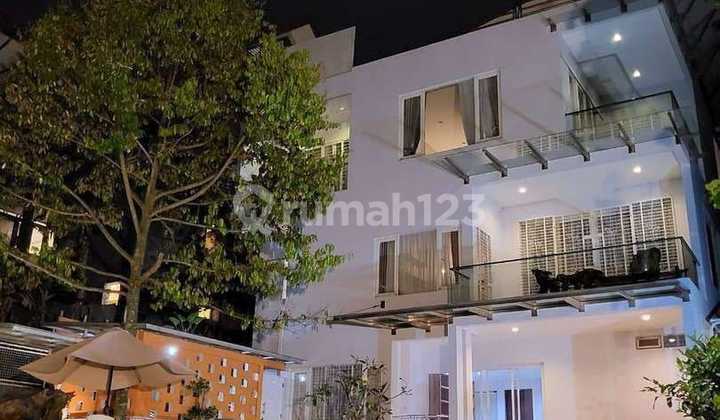 Here's the translation in English:

"Premium Villa Dago Resort Fully Furnished Luxurious Rarely Available Ideal for Investment, Villa Business, Or Private Stay Fit for Sultans"