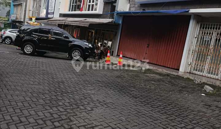 Strategic 2-Story Shop House in Pondok Hijau, Suitable for Business 2