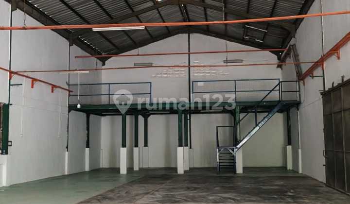 Large Warehouse for Logistics - Spacious & Safe Parking