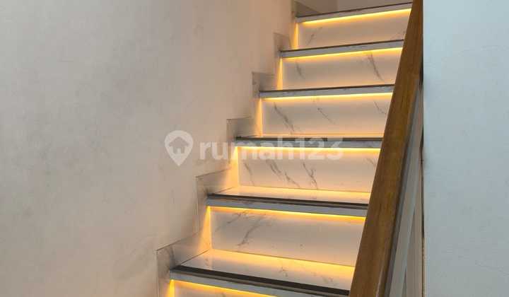 Rumah Mewah 2,5 Lantai + Rooftop di Lippo Karawaci